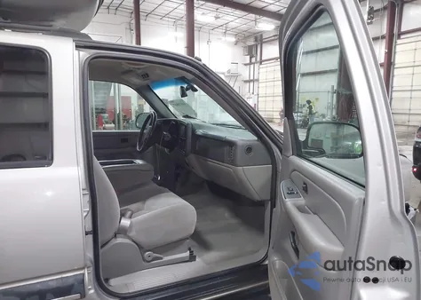 2004 Chevrolet Suburban 1500 Ls z USA, uszkodzony, nr VIN 1GNFK16Z74J163574